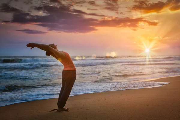 Jovem desportivo apto homem fazendo ioga Sun saudação Surya Namaskar — Fotografia de Stock