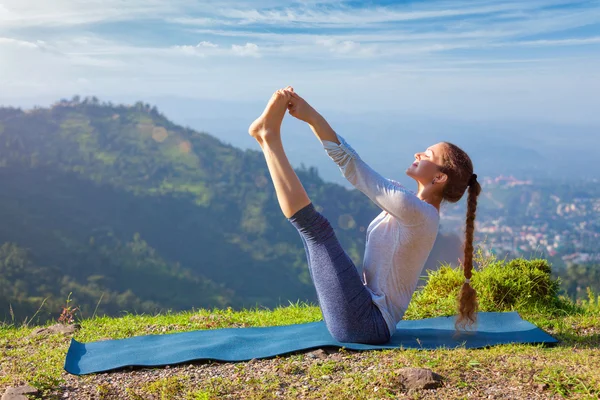 Nainen tekee Ashtanga Vinyasa Yoga Asana ulkona — kuvapankkivalokuva