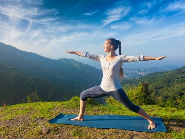 Kadın yoga yapıyor, Virabhadrasana 2 - Savaşçı dışarıda poz veriyor