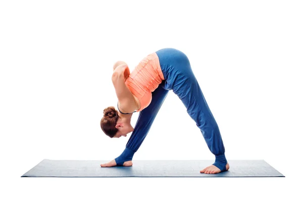 Vrouw doet Ashtanga Vinyasa yoga asana Parsvottanasana — Stockfoto