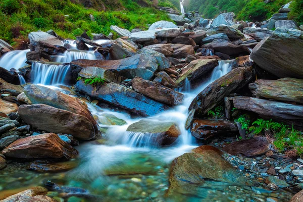 Tropikalnym wodospadem. Bhagsu, Himachal Pradesh, Indie — Zdjęcie stockowe