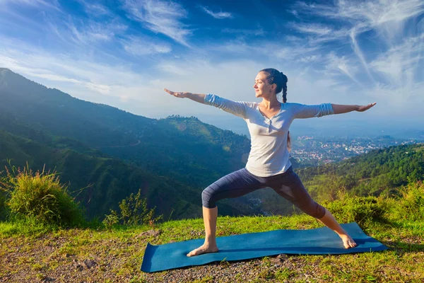 Vrouw doet yoga asana virabhadrasana 2 - krijger pose buiten — Stockfoto