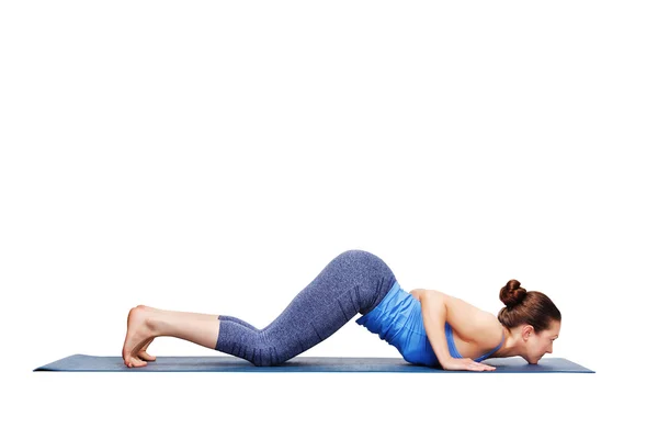 Donna in forma sportiva pratica yoga asana Ashtangasana — Foto Stock