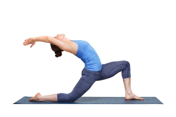 Ταιριάζει yogini γυναίκα πρακτικές γιόγκα asana Anjaneyasana — Φωτογραφία Αρχείου