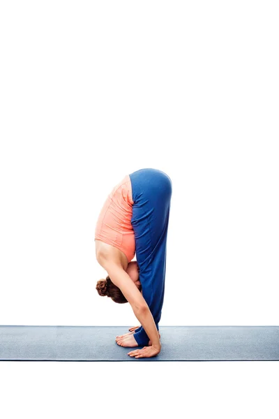 Mulher fazendo Ashtanga Vinyasa Yoga Surya Namaskar Sun Saudação — Fotografia de Stock