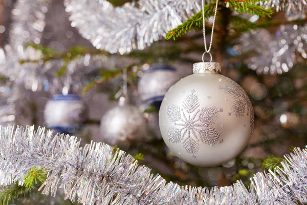 Μπιχλιμπίδι διακόσμηση στο στολισμένο χριστουγεννιάτικο δέντρο — Φωτογραφία Αρχείου