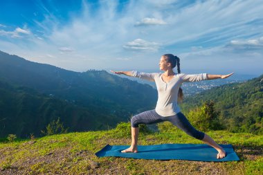 Kadın yoga yapıyor, Virabhadrasana 2 - Savaşçı dışarıda poz veriyor