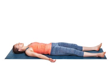 Güzel sportif uygun yogi kız yoga asana Savasana'dan rahatlatır