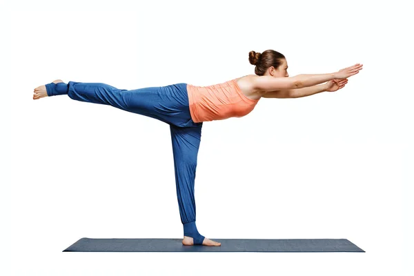 La mujer yogui en forma deportiva practica yoga asana utthita Virabhadras —  Fotos de Stock