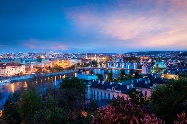 Prag'ın panoramik manzarasını vltava Nehri arasında köprü.