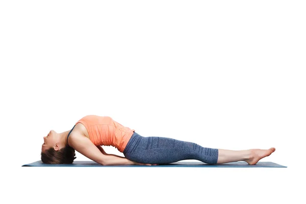 Hermosa chica yogui en forma deportiva practica yoga asana Matsyasana —  Fotos de Stock