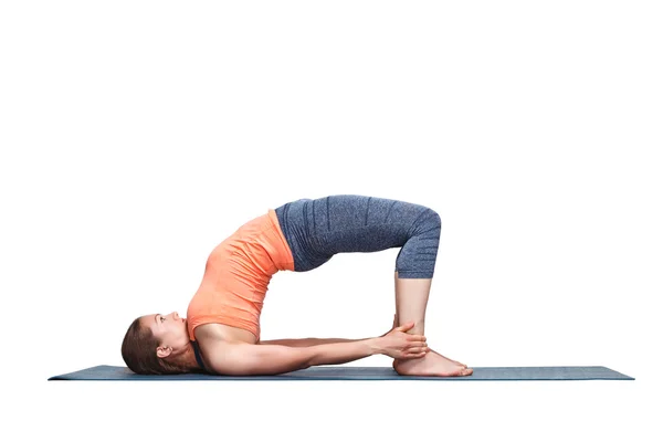 Bella forma sportiva yogi ragazza pratica yoga asana setu bandhas — Foto Stock