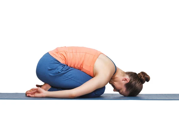 Hermosa chica yogui en forma deportiva practica yoga asana balasana —  Fotos de Stock