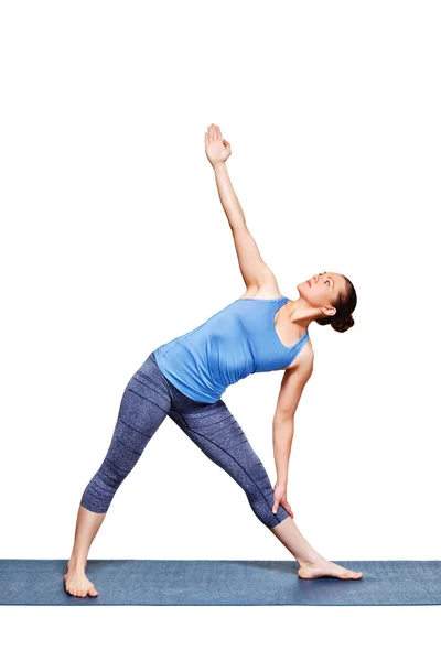 Mulher fazendo ioga asana utthita trikonasana - pose triangular estendida — Fotografia de Stock