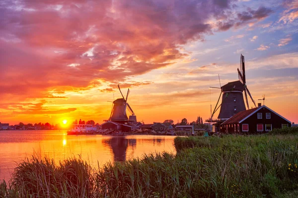 Moinhos de vento em Zaanse Schans na Holanda ao pôr-do-sol. Zaandam, Nether. — Fotografia de Stock