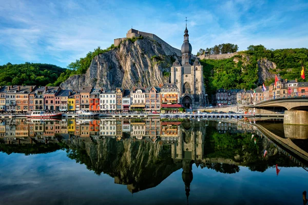 Pohled na malebné město Dinant. Belgie — Stock fotografie