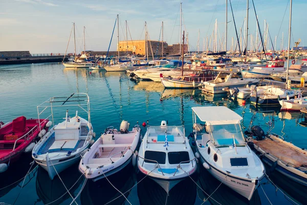 Venetianska fortet i Heraklion och förtöjda fiskebåtar, Kreta, Grekland — Stockfoto