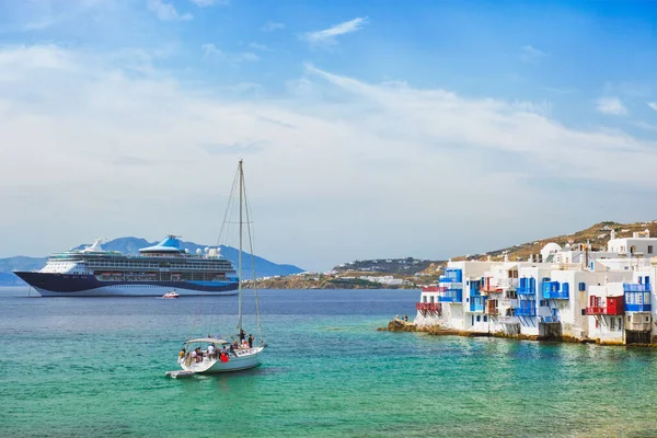 Pequenas casas de Veneza na cidade de Chora Mykonos com iate e navio de cruzeiro. Ilha de Mykonos, Grécia — Fotografia de Stock