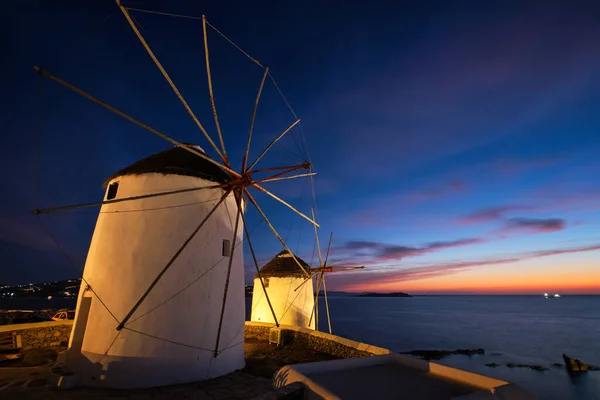 Traditionele Griekse windmolens op Mykonos eiland bij zonsopgang, Cycladen, Griekenland — Stockfoto