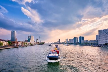 Rotterdam şehir manzarası Nieuwe Maas nehri üzerinde, Hollanda