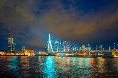 Erasmus Köprüsü, Erasmusbrug ve Rotterdam ufuk çizgisi. Rotterdam, Hollanda