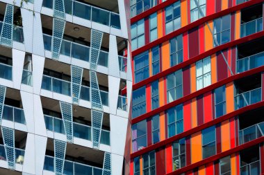Pencereleri ve balkonları olan modern apartman cephesi. Rotterdam