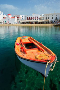 Yunan balıkçı teknesi Mykonos limanında