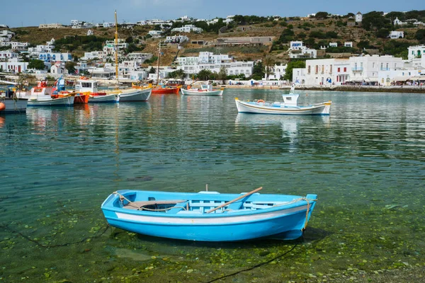 Barco de pesca grego no porto de Mykonos — Fotografia de Stock