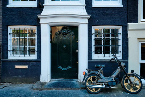 Motorka zaparkovaná poblíž starého domu v Amsterdamské ulici, — Stock fotografie