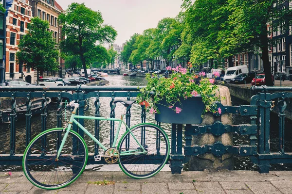 Canal de Ámsterdam con barcos y bicicletas en un puente —  Fotos de Stock