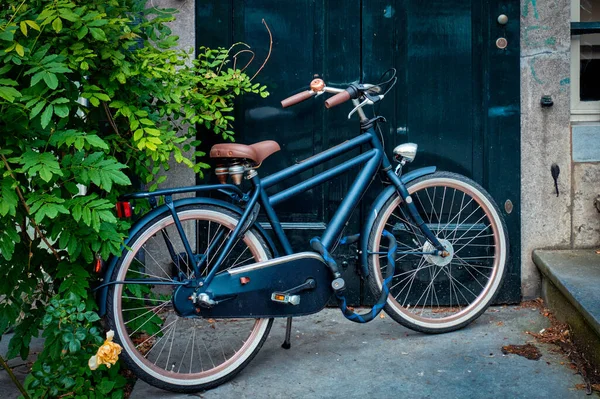 Bicicleta perto da porta da casa velha em Amsterdam rua — Fotografia de Stock