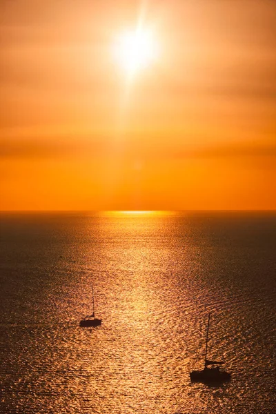 Sílhuetas de iate no mar Egeu ao pôr-do-sol. — Fotografia de Stock