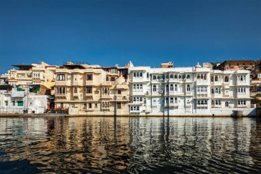 Göl manzaralı Udaipur haveli evler