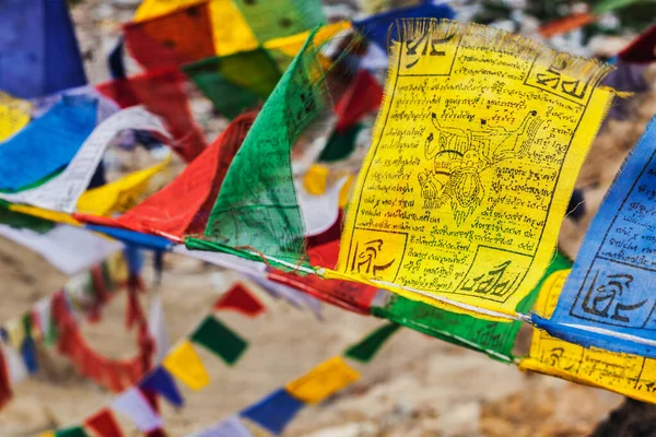 Tibetský buddhismus modlitební vlajky lungta — Stock fotografie