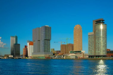 Rotterdam gökdelenleri Nieuwe Maas nehrinin ufuk çizgisi manzarası. Rotterdam