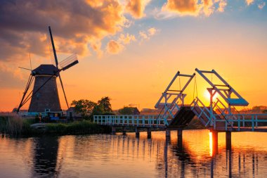 Hollanda 'daki Kinderdijk' te yel değirmenleri. Hollanda