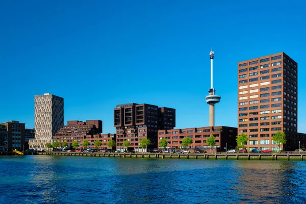 Rotterdam stadsbild med Euromast och Nieuwe Maas floden — Stockfoto