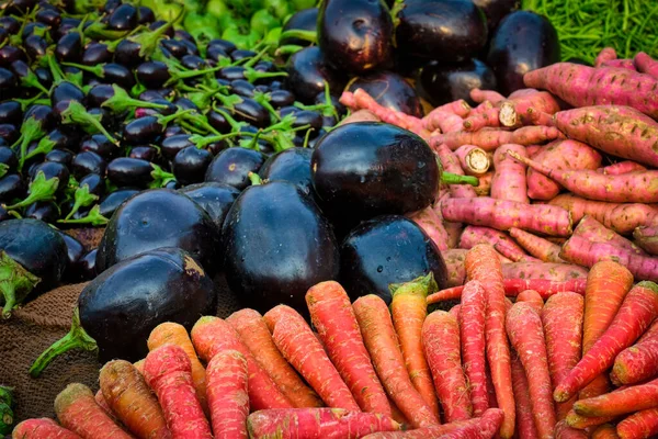 Vetegables carrots and aubergines in vegetable market in India — Stock Photo, Image