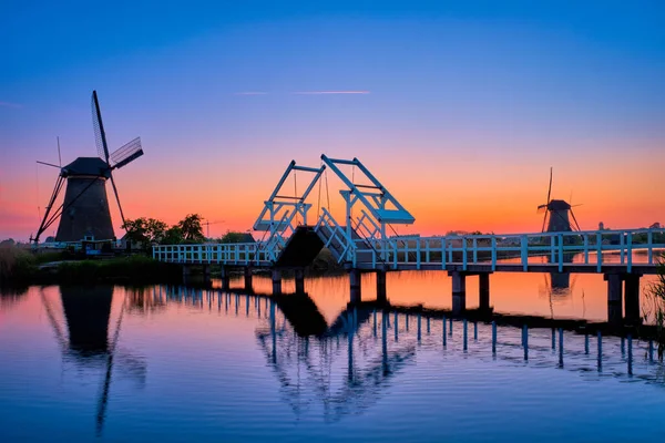 Moinhos de vento em Kinderdijk, na Holanda. Países Baixos — Fotografia de Stock