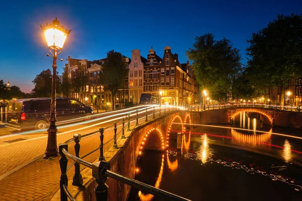 Amterdamský průplav, most a středověké domy ve večerních hodinách — Stock fotografie