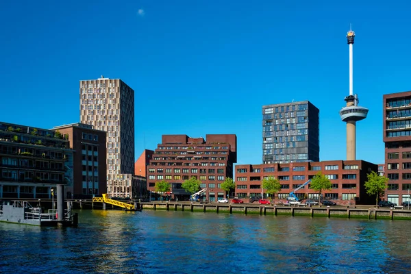 Paysage urbain de Rotterdam avec Euromast et rivière Nieuwe Maas — Photo