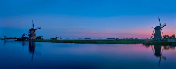Ανεμόμυλοι στο Kinderdijk της Ολλανδίας. Κάτω Χώρες — Φωτογραφία Αρχείου