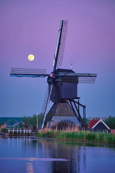 Windmolens bij Kinderdijk in Nederland. Nederland — Stockfoto