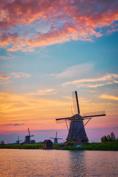 Windmolens bij Kinderdijk in Nederland. Nederland — Stockfoto