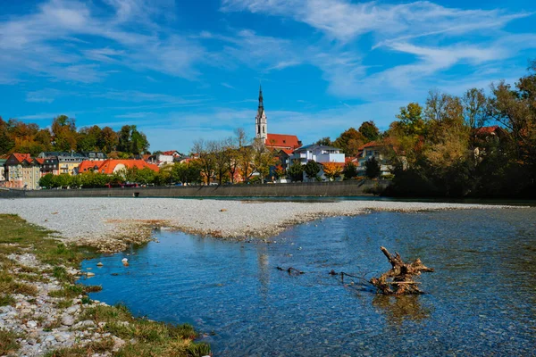 Bad Tolz - malownicze miasteczko wypoczynkowe w Bawarii, Niemcy jesienią i rzeka Isar — Zdjęcie stockowe