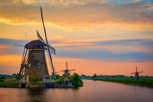 Moinhos de vento em Kinderdijk, na Holanda. Países Baixos — Fotografia de Stock