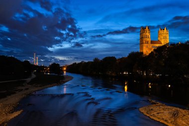 Reichenbach Köprüsü 'nden Isar nehri, park ve St. Maximilian kilisesi. Munchen, Bavyera, Almanya.