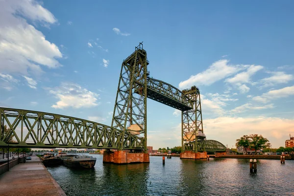 Pont élévateur ferroviaire De Hef ou Koningshavenbrug au-dessus du Koningshaven à Rotterdam — Photo