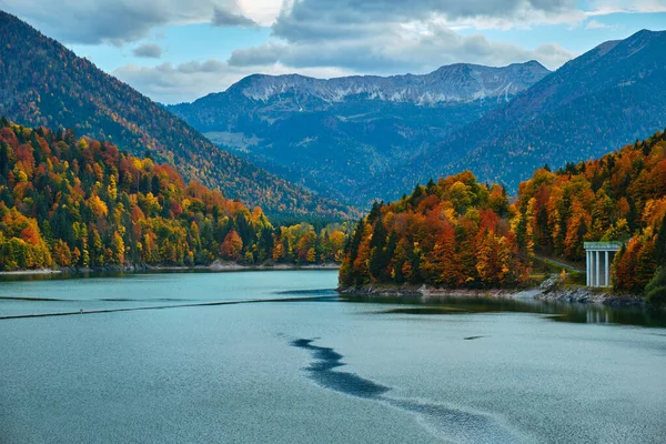 Sylvensteinsee uitzicht op het meer vanaf de Sylvensteinsee-dam in Beieren, Duitsland — Stockfoto