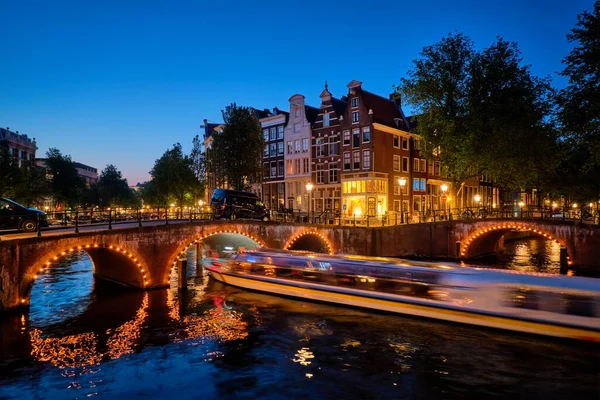 Canal d'Amterdam, pont et maisons médiévales en soirée — Photo